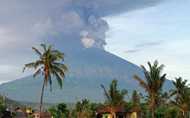 Bali, Mt Agung erupts again